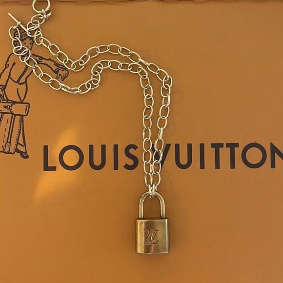 LV gold lock & key necklace - Picture 3 of 3